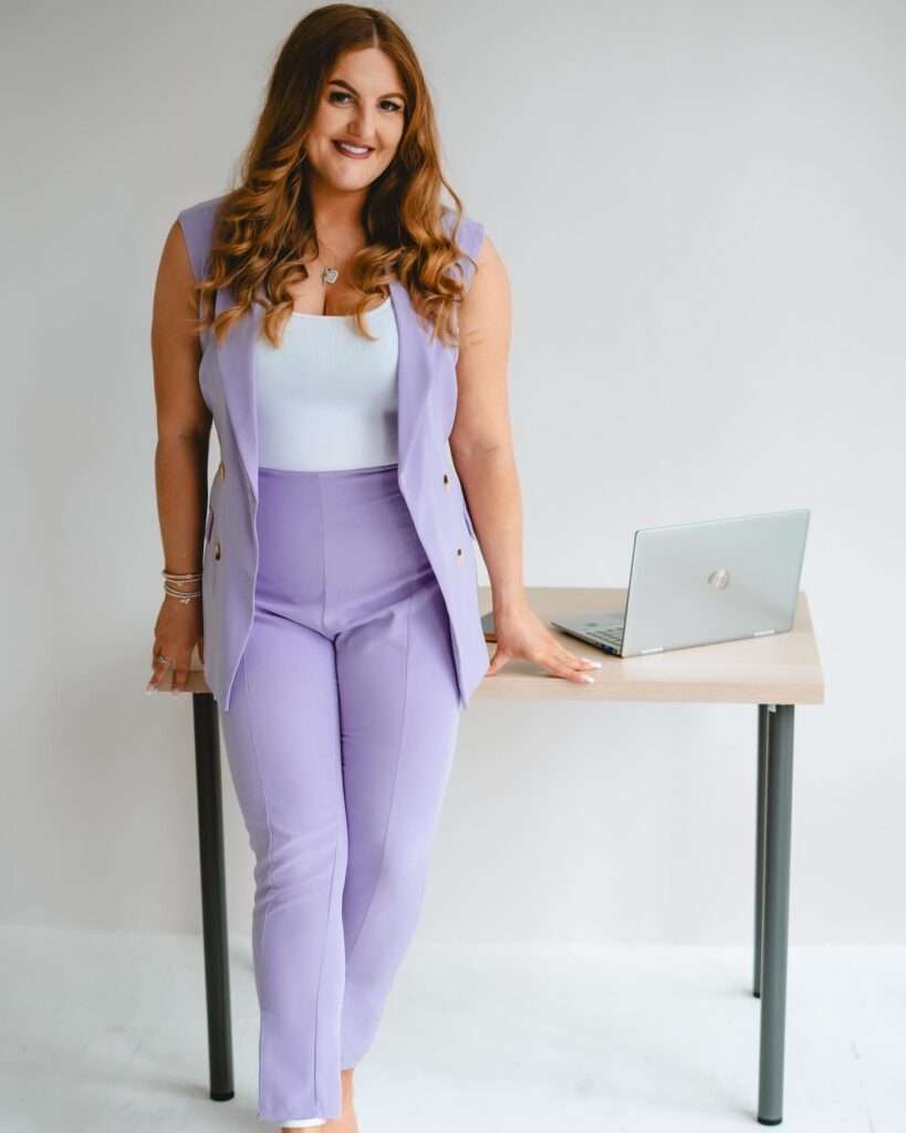 network accountant in purple suit